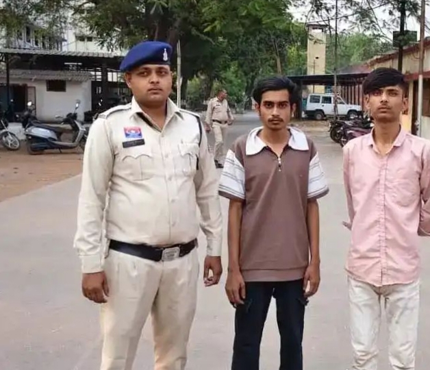 कारोबारी के स्टाफ से मोबाइल लूटने वाले 4 आरोपी गिरफ्तार