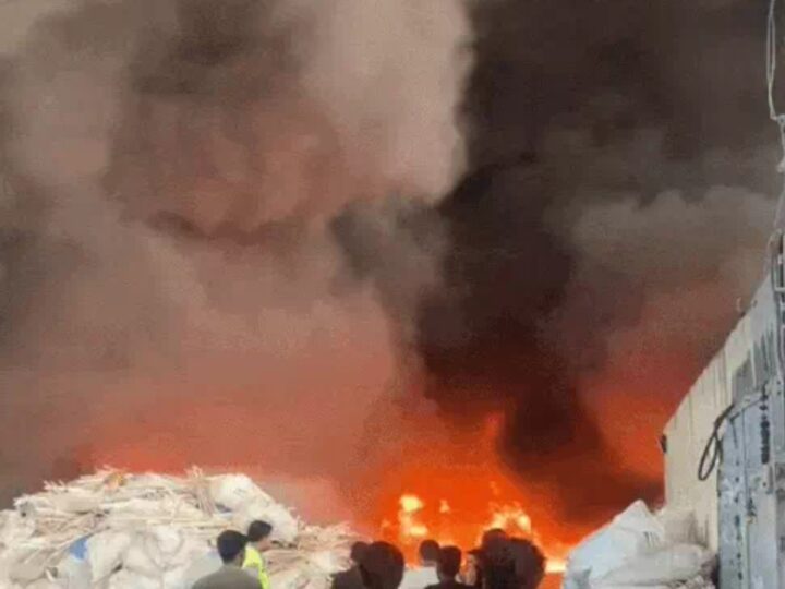 गुरुग्राम के बजघेड़ा में प्लास्टिक फैक्ट्री में भीषण आग, कई गोदाम चपेट में; रिहायशी इलाकों में धुएं से दहशत