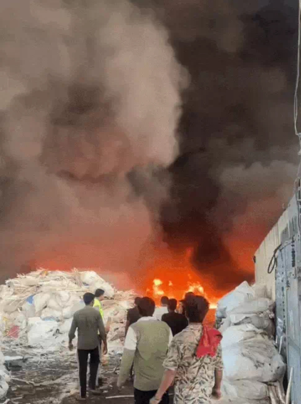 गुरुग्राम के बजघेड़ा में प्लास्टिक फैक्ट्री में भीषण आग, कई गोदाम चपेट में; रिहायशी इलाकों में धुएं से दहशत