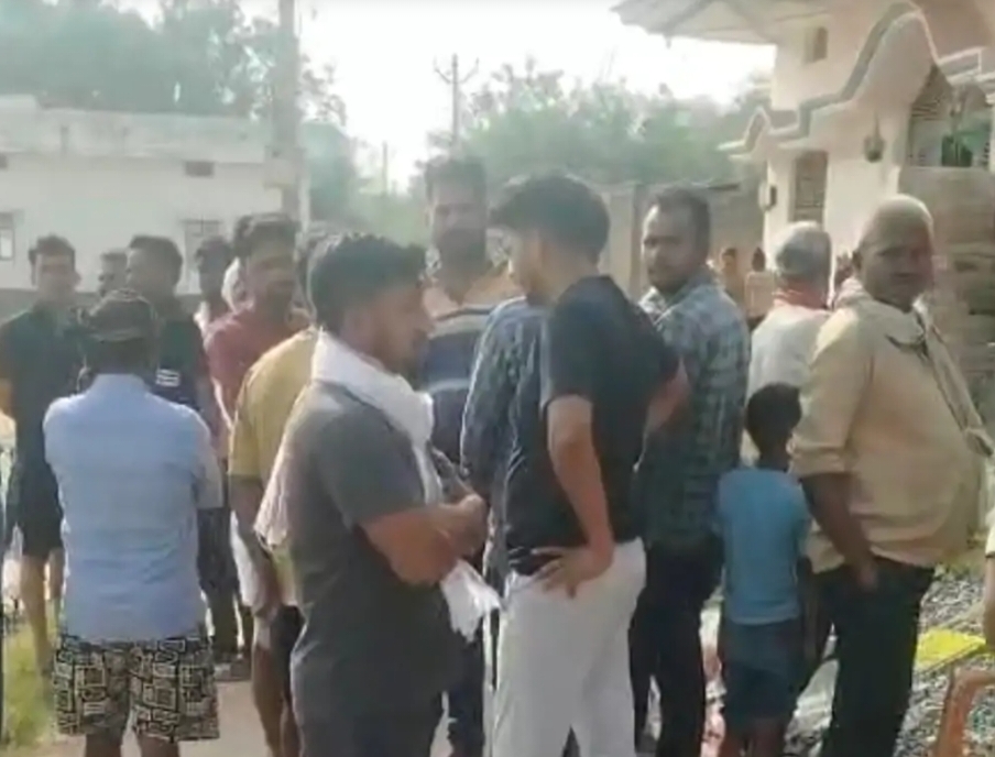 पति ने पत्नी और सास की गला रेतकर हत्या, ससुर गंभीर