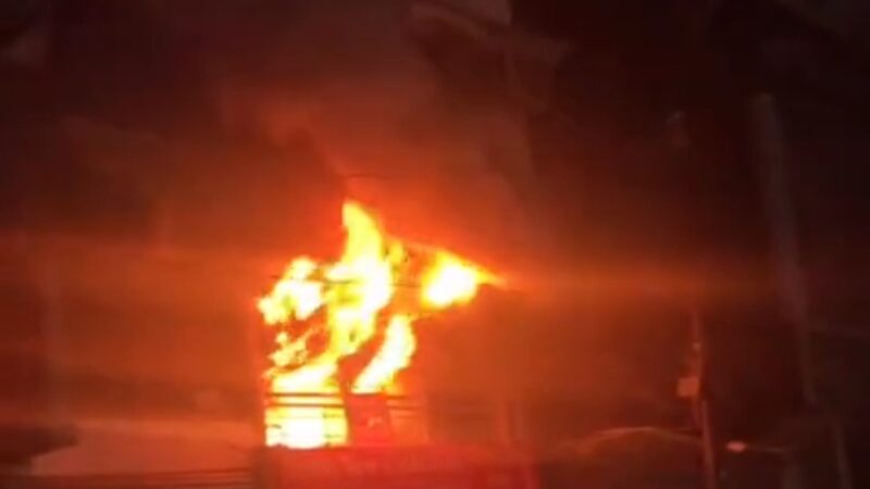 आधी रात होटल में आग,15 लोग फंसे,बड़ा रेस्क्यू!