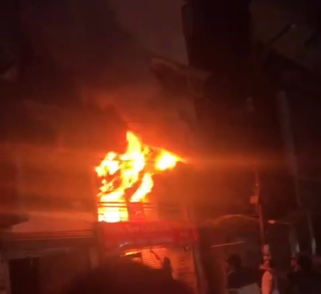 आधी रात होटल में आग,15 लोग फंसे,बड़ा रेस्क्यू!