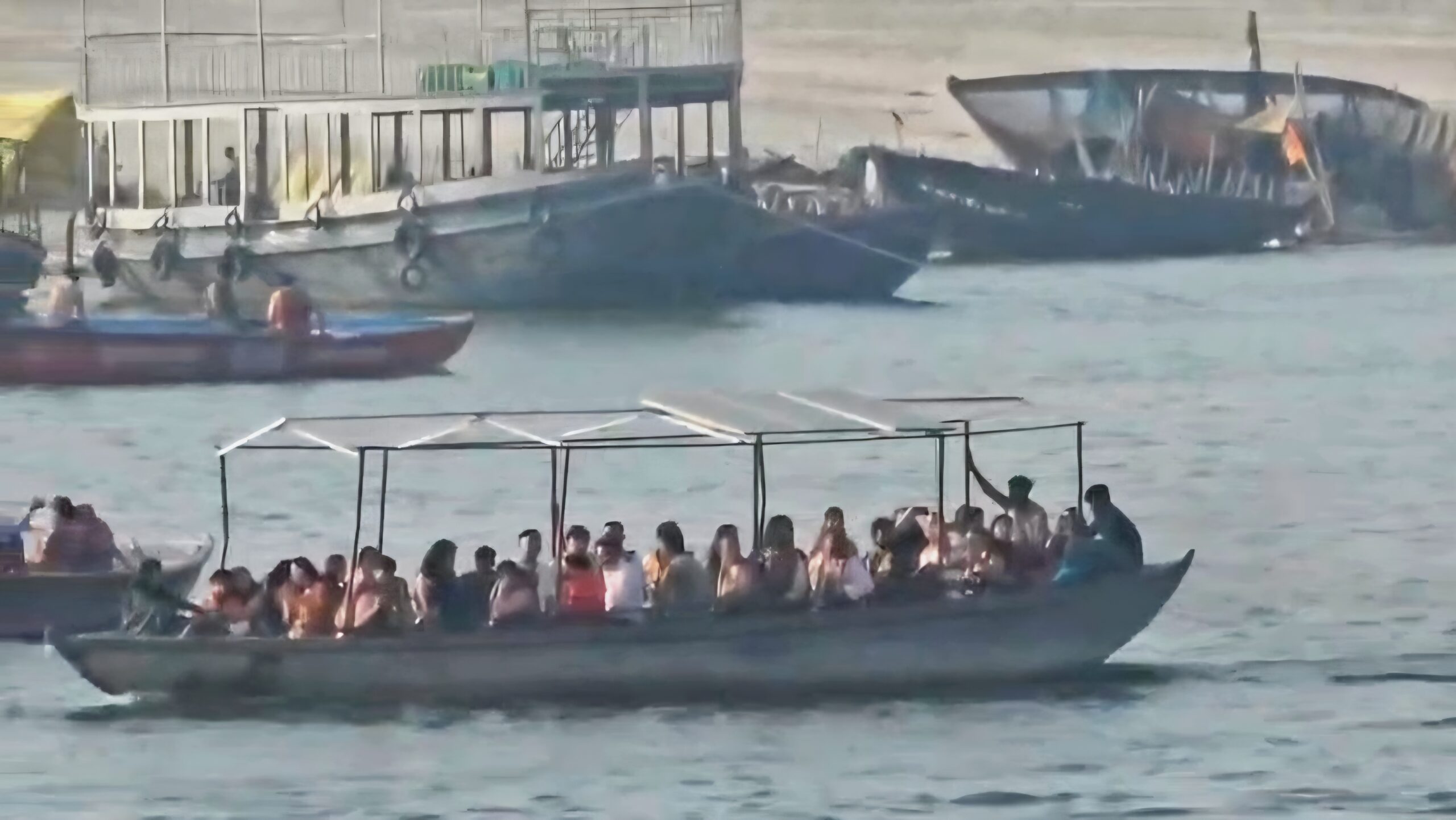 जनवार्ता की खबर के बाद पुलिस हुई सक्रिय:लाइफ जैकेट अनिवार्यता पर सख्ती, मीरघाट पर 13 नाविकों पर मुकदमा, 3 नावें सीज