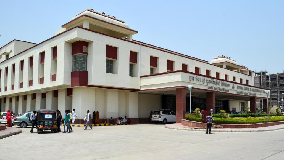 बीएचयू ट्रॉमा सेंटर में गंभीर चूक: ट्यूमर मरीज के पैर पर हुई सर्जरी, मौत के बाद जांच तेज