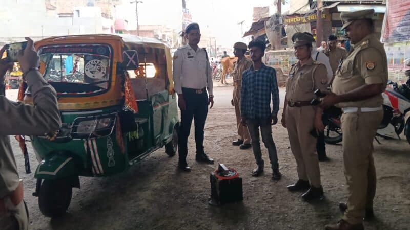 रॉबर्ट्सगंज में पुलिस का सघन अभियान, बुलेट के हाई-प्रेशर साइलेंसर और ऑटो के डीजे हटवाए