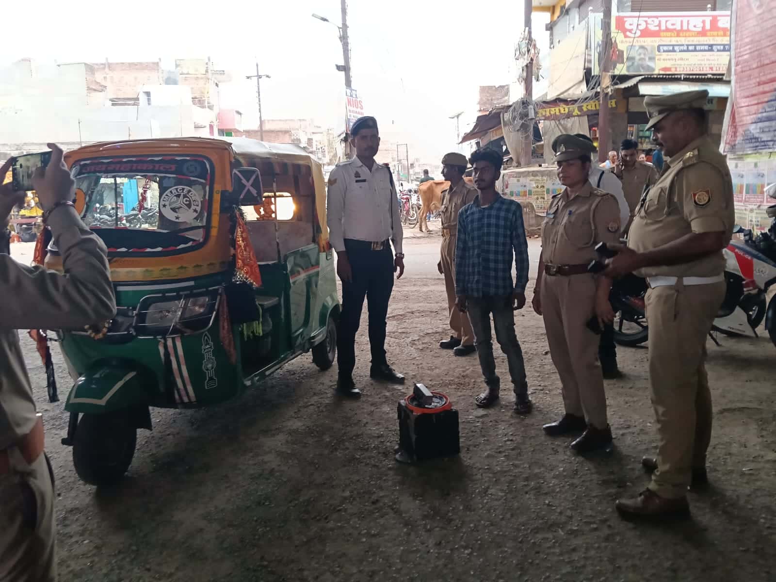 रॉबर्ट्सगंज में पुलिस का सघन अभियान, बुलेट के हाई-प्रेशर साइलेंसर और ऑटो के डीजे हटवाए