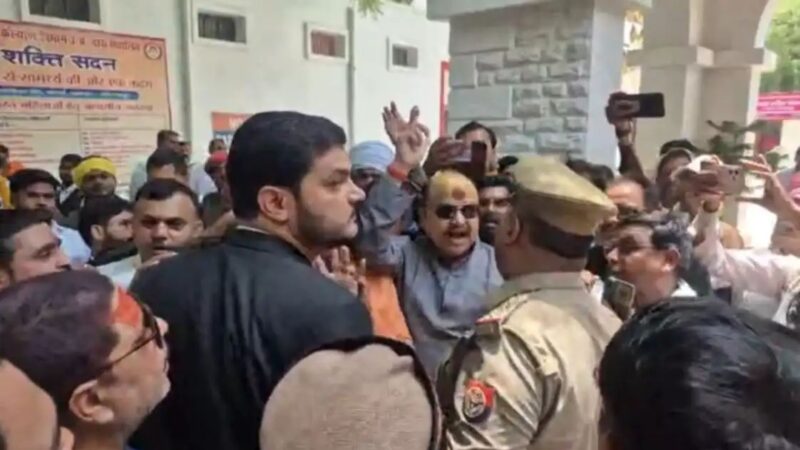 वकील से कथित बदसलूकी पर उग्र प्रदर्शन, मीरजापुर में एसडीएम व एसपी कार्यालय घिरे