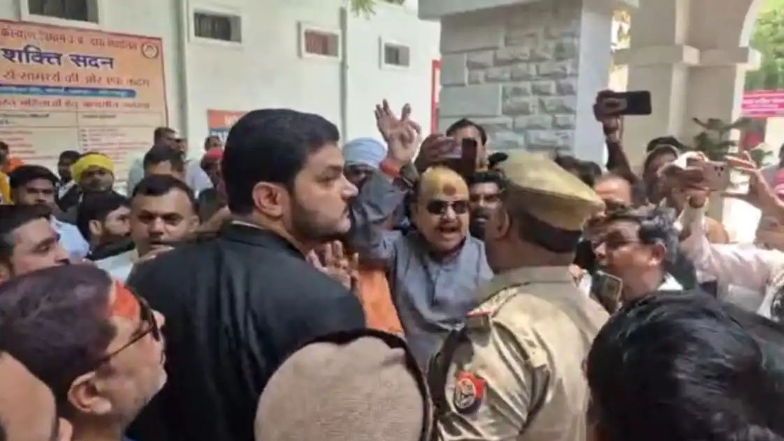 वकील से कथित बदसलूकी पर उग्र प्रदर्शन, मीरजापुर में एसडीएम व एसपी कार्यालय घिरे