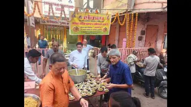 भीषण गर्मी में राहत का सहारा बना अन्नक्षेत्र, अक्षय तृतीया पर काशी में प्रसाद वितरण