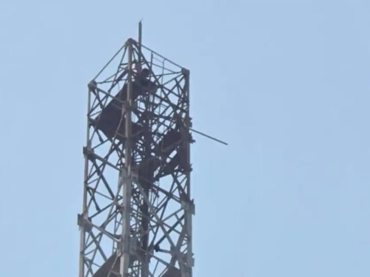 जमीन विवाद से आहत युवक बीएसएनएल टावर पर चढ़ा, पुलिस-प्रशासन में हड़कंप