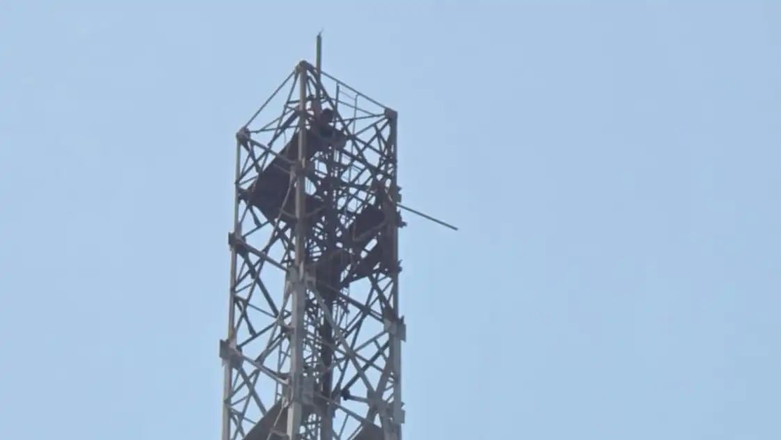 जमीन विवाद से आहत युवक बीएसएनएल टावर पर चढ़ा, पुलिस-प्रशासन में हड़कंप