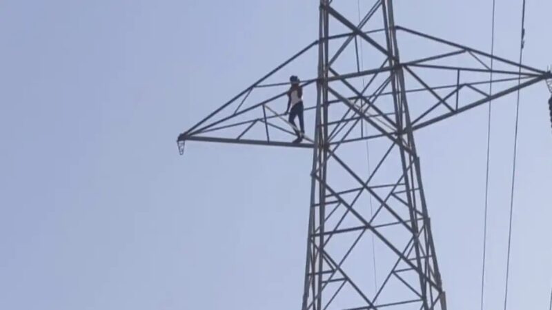 बलिया में 8 दिन में तीसरी घटना: प्रेमिका से शादी की जिद में युवक चढ़ा बिजली टावर