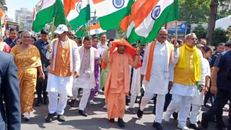 लखनऊ: महिला आरक्षण बिल पर BJP का जन आक्रोश, CM योगी के नेतृत्व में निकली विशाल पदयात्रा