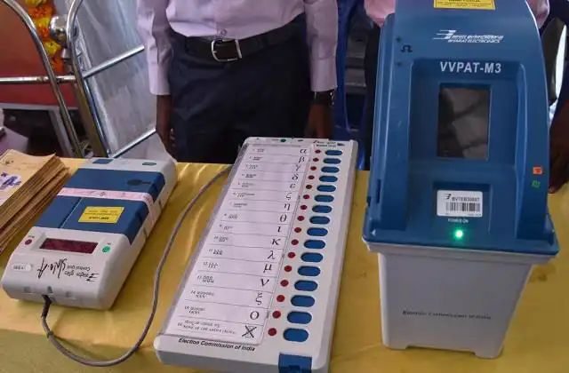 EVM से छेड़छाड़ पर सख्ती: बटन पर इत्र, गोंद या टेप लगाने पर होगी कड़ी कार्रवाई