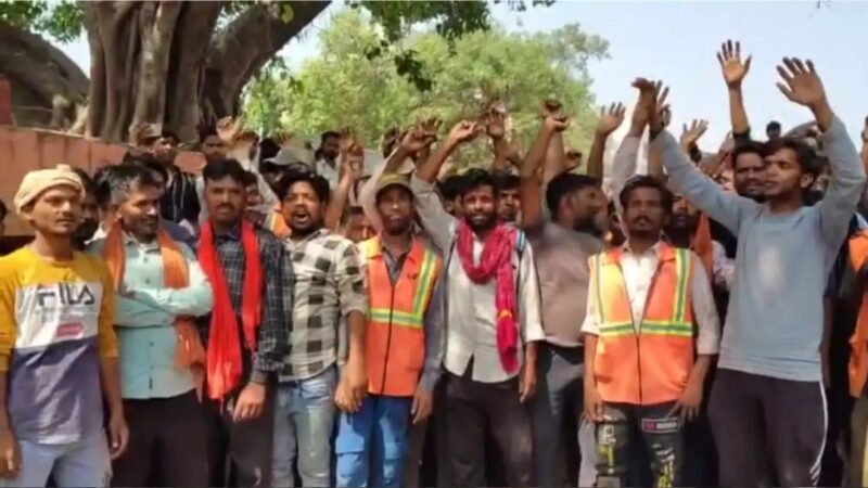 वेतन बकाया पर 500 सफाईकर्मी हड़ताल पर