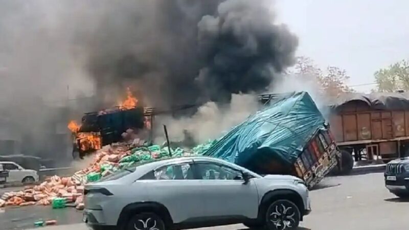 इटखोरी मोड़ पर भीषण सड़क हादसा, ट्रेलर-ट्रक की टक्कर के बाद लगी आग