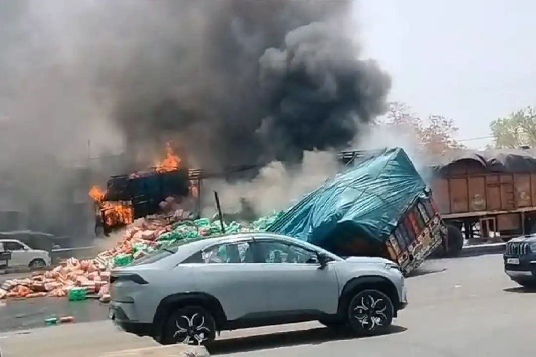 इटखोरी मोड़ पर भीषण सड़क हादसा, ट्रेलर-ट्रक की टक्कर के बाद लगी आग