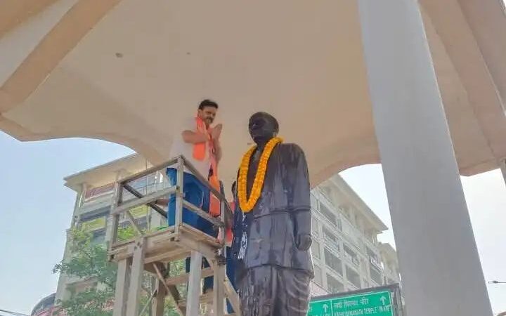 मलदहिया चौराहे पर स्वच्छता अभियान, मंत्री रविन्द्र जायसवाल ने की सरदार पटेल प्रतिमा की सफाई