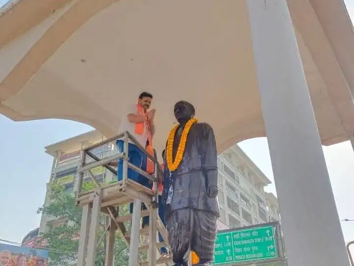 मलदहिया चौराहे पर स्वच्छता अभियान, मंत्री रविन्द्र जायसवाल ने की सरदार पटेल प्रतिमा की सफाई