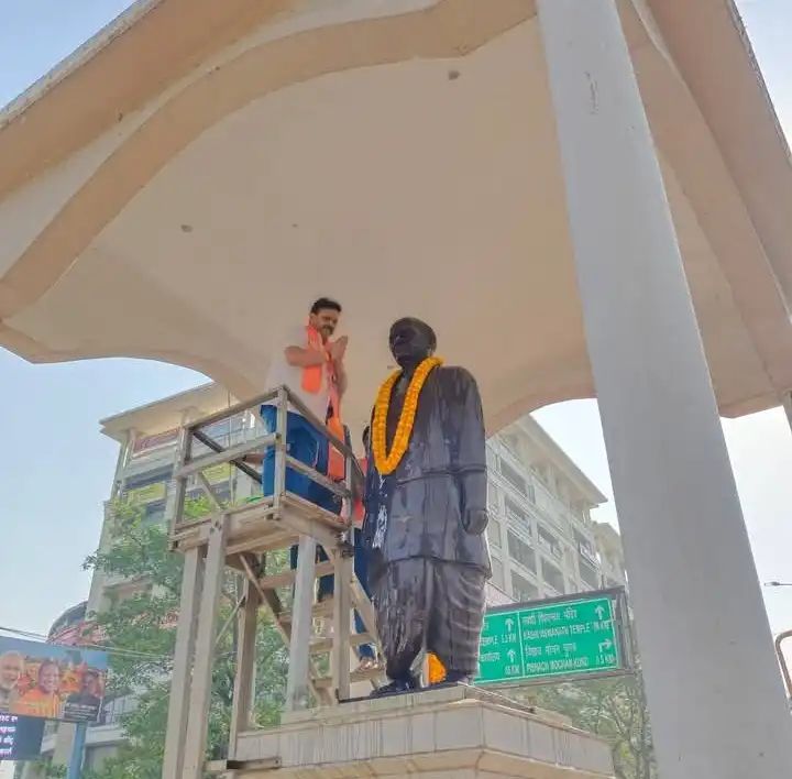 मलदहिया चौराहे पर स्वच्छता अभियान, मंत्री रविन्द्र जायसवाल ने की सरदार पटेल प्रतिमा की सफाई