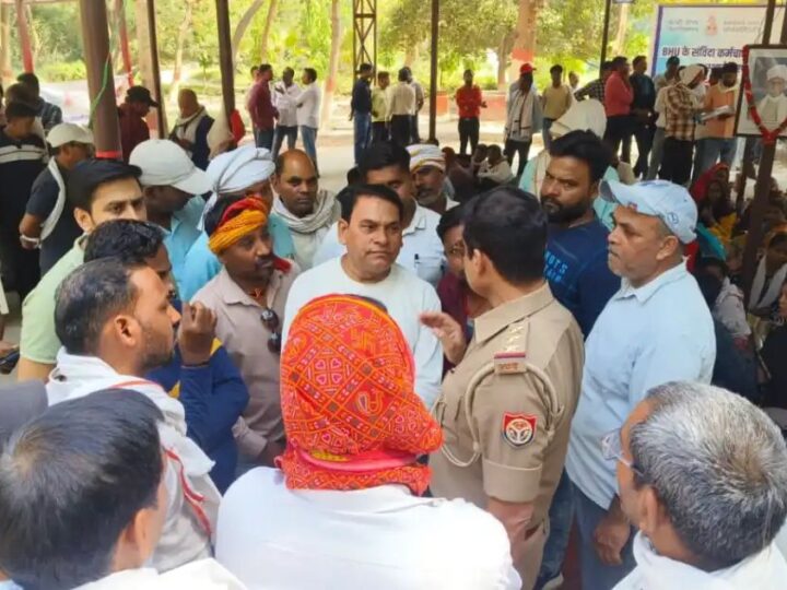 बीएचयू में संविदा कर्मचारियों का धरना जारी, पुलिस-प्रशासन की अपील बेअसर