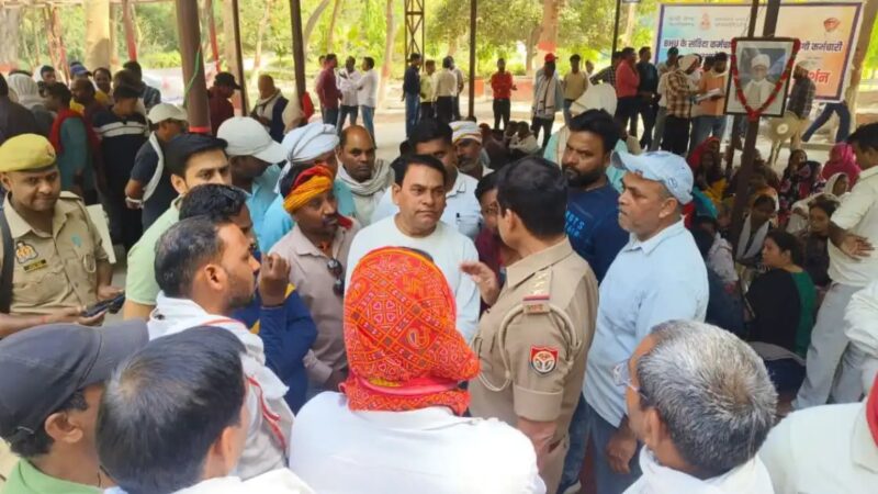 बीएचयू में संविदा कर्मचारियों का धरना जारी, पुलिस-प्रशासन की अपील बेअसर