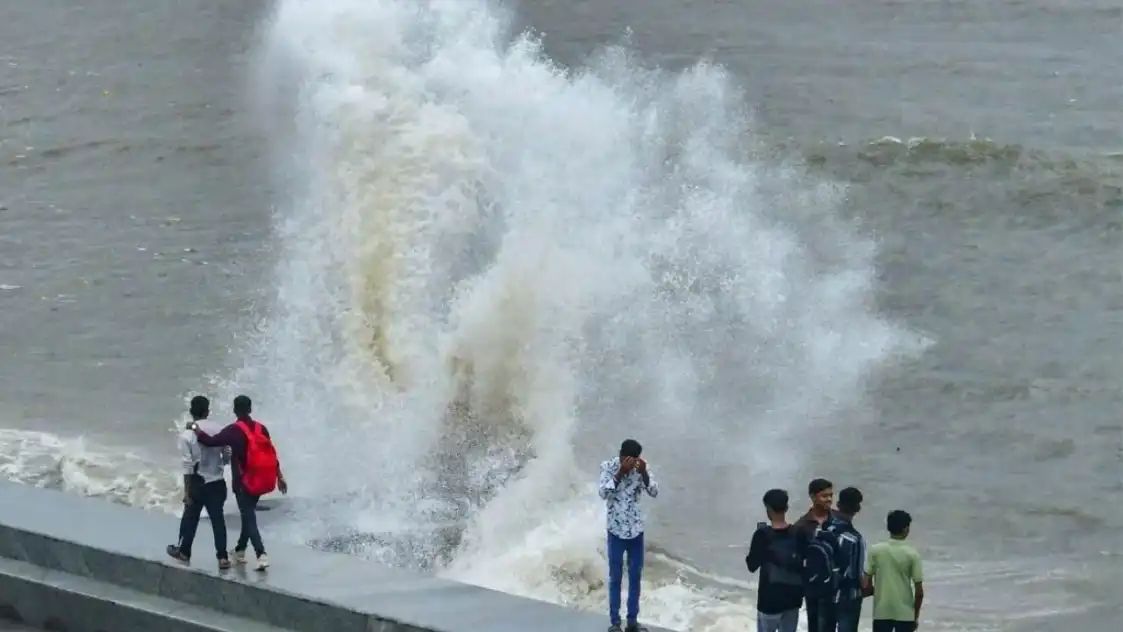 मुंबई में मानसून के दौरान ‘समुद्र का तांडव’! 16 फीट तक उठेंगी लहरें, बीएमसी ने जारी किया हाई टाइड अलर्ट