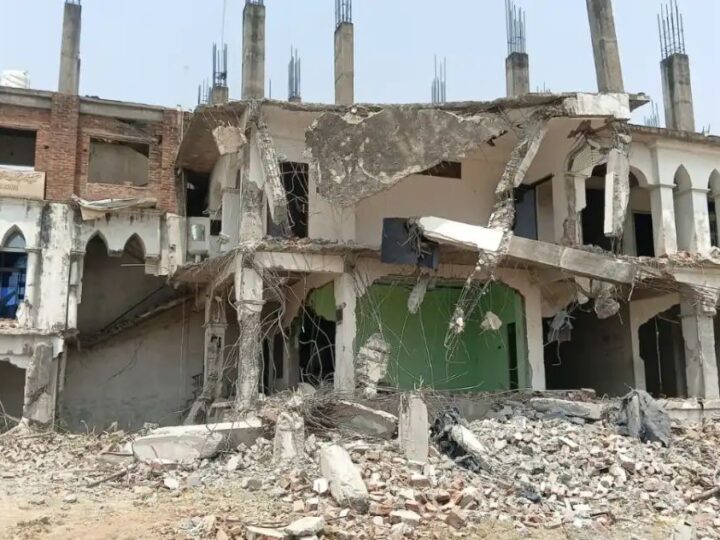 संतकबीर नगर में अवैध मदरसे का ध्वस्तीकरण जारी, 24 घंटे बाद भी पूरी तरह नहीं गिर सका ढांचा