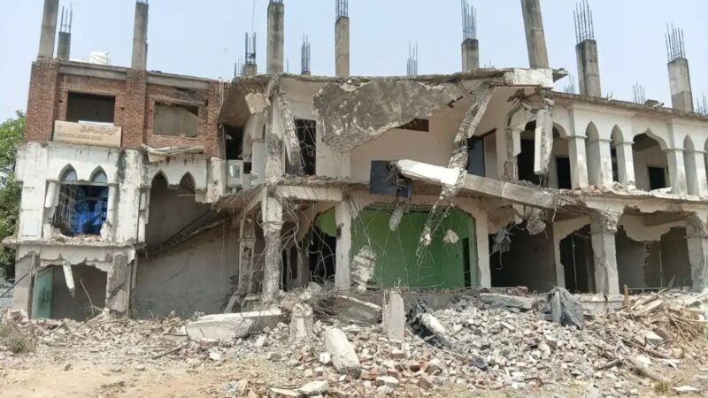 संतकबीर नगर में अवैध मदरसे का ध्वस्तीकरण जारी, 24 घंटे बाद भी पूरी तरह नहीं गिर सका ढांचा