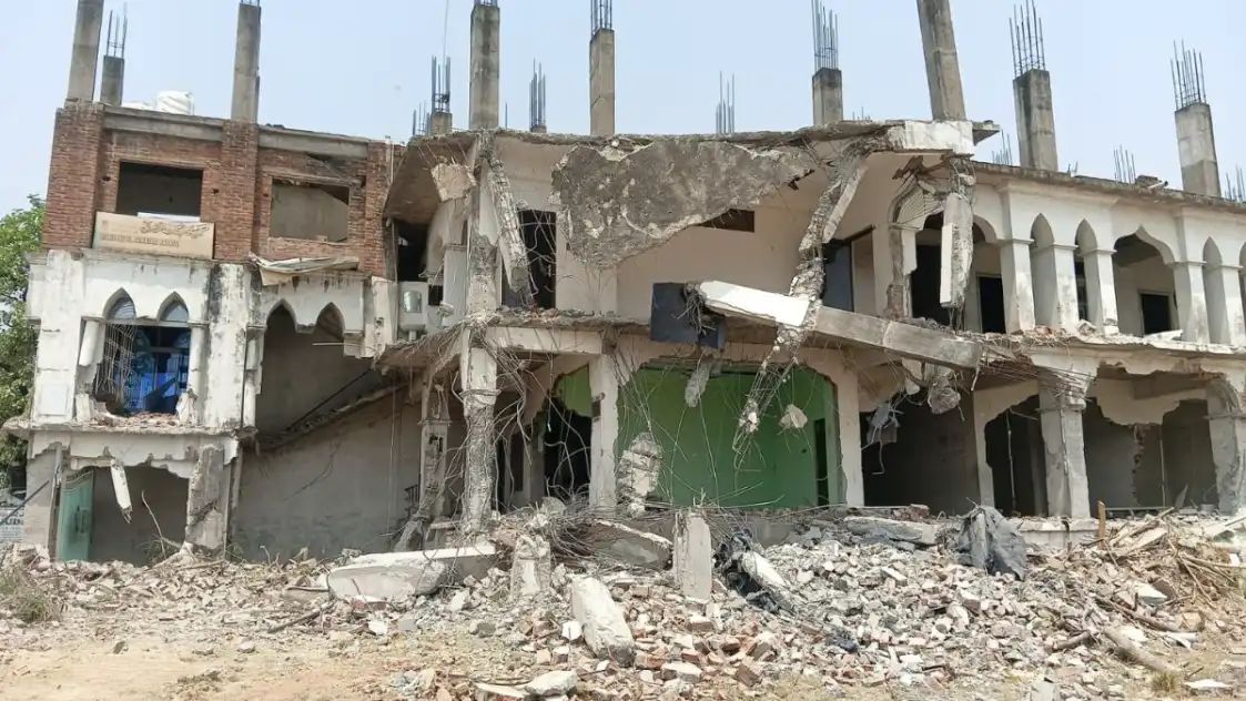 संतकबीर नगर में अवैध मदरसे का ध्वस्तीकरण जारी, 24 घंटे बाद भी पूरी तरह नहीं गिर सका ढांचा