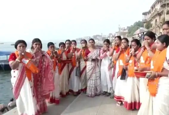 गंगा घाट पर शंखनाद कर बंग परिषद की महिलाओं ने पीएम मोदी का किया स्वागत