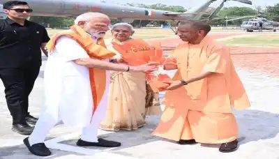 वाराणसी पहुंचे प्रधानमंत्री मोदी, एयरपोर्ट पर हुआ भव्य स्वागत