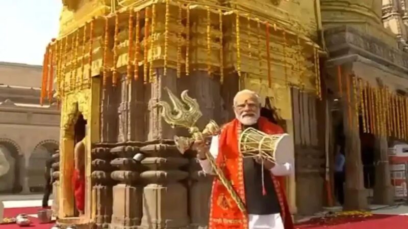काशी विश्वनाथ दरबार में पीएम मोदी ने की पूजा-अर्चना, गंगा एक्सप्रेसवे उद्घाटन के लिए हुए रवाना