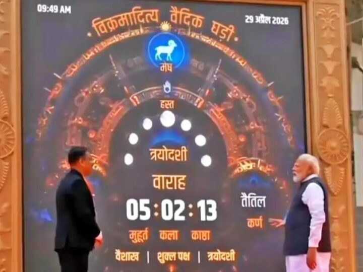 काशी विश्वनाथ में पीएम मोदी ने देखी ‘वैदिक घड़ी’, प्राचीन समय गणना प्रणाली में दिखाई गहरी रुचि