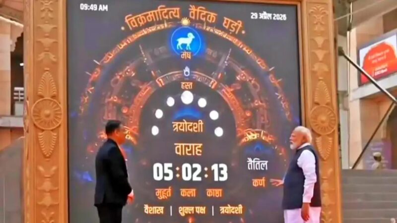 काशी विश्वनाथ में पीएम मोदी ने देखी ‘वैदिक घड़ी’, प्राचीन समय गणना प्रणाली में दिखाई गहरी रुचि