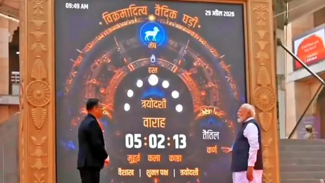 काशी विश्वनाथ में पीएम मोदी ने देखी ‘वैदिक घड़ी’, प्राचीन समय गणना प्रणाली में दिखाई गहरी रुचि