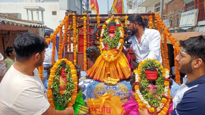 मूर्ति स्थापना से पूर्व निकाली गई भव्य शोभायात्रा, श्रद्धालुओं का उमड़ा उत्साह