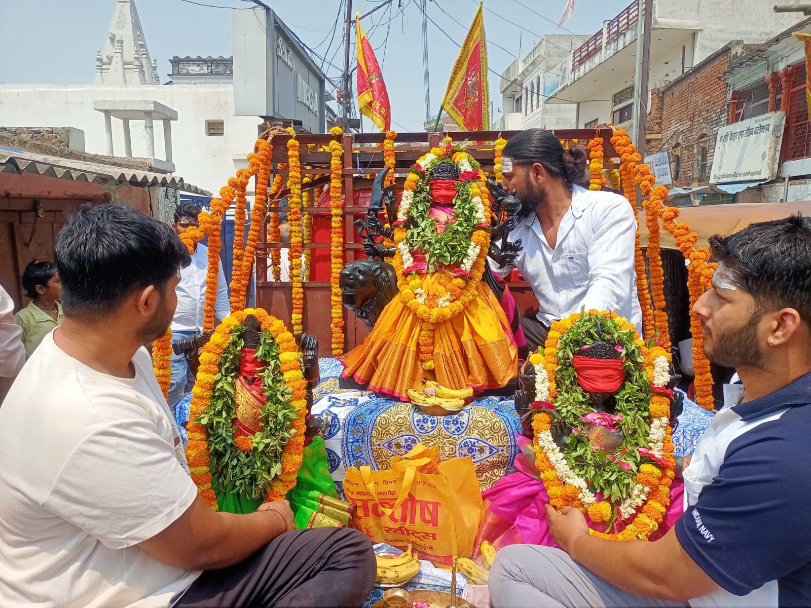 मूर्ति स्थापना से पूर्व निकाली गई भव्य शोभायात्रा, श्रद्धालुओं का उमड़ा उत्साह