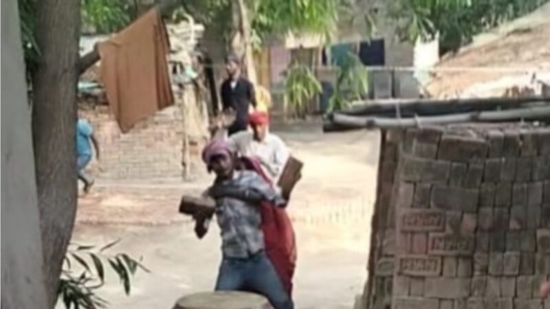हैवानियत का वीडियो वायरल: बहन के प्रेम विवाह से भड़के भाई ने ससुर को सड़क पर रॉड से पीटा, हालत गंभीर