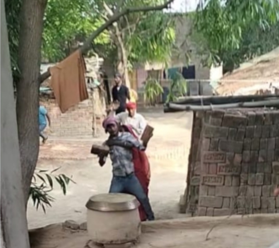 हैवानियत का वीडियो वायरल: बहन के प्रेम विवाह से भड़के भाई ने ससुर को सड़क पर रॉड से पीटा, हालत गंभीर
