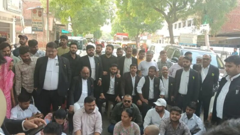 मनीष हत्याकांड मामले में वकीलों का चक्काजाम, पुलिस को 48 घंटे का अल्टीमेटम