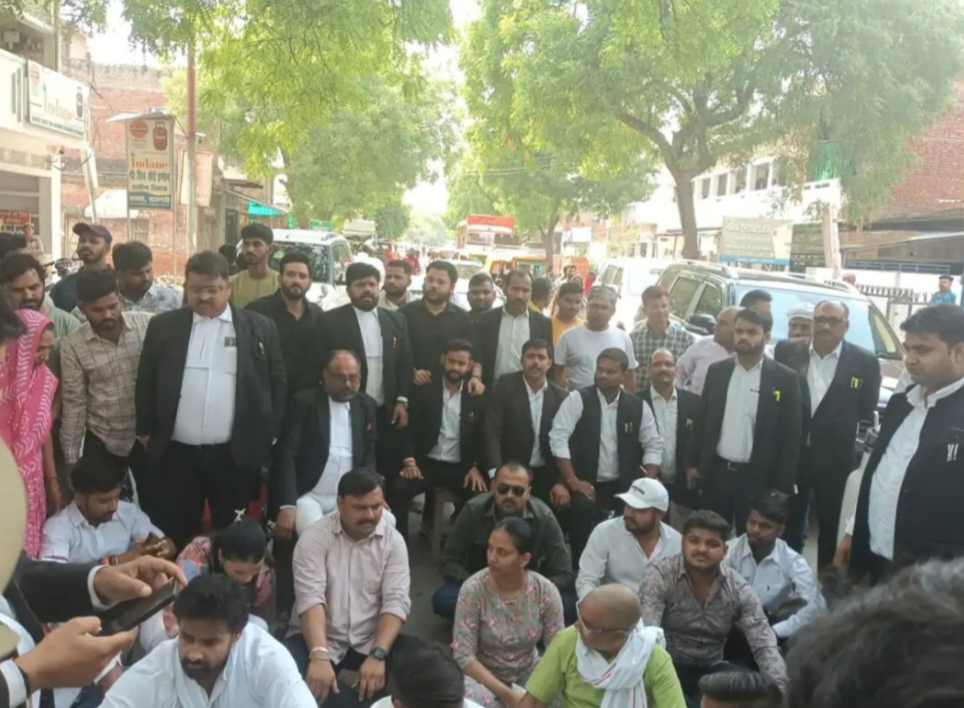 मनीष हत्याकांड मामले में वकीलों का चक्काजाम, पुलिस को 48 घंटे का अल्टीमेटम