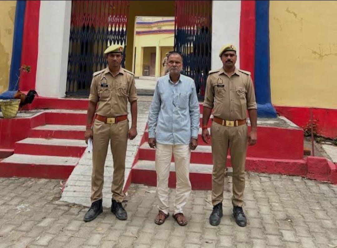 बलिया : चॉकलेट का लालच देकर प्रिंसिपल ने मासूम से  स्कूल के बाथरूम की गंदी हरकत