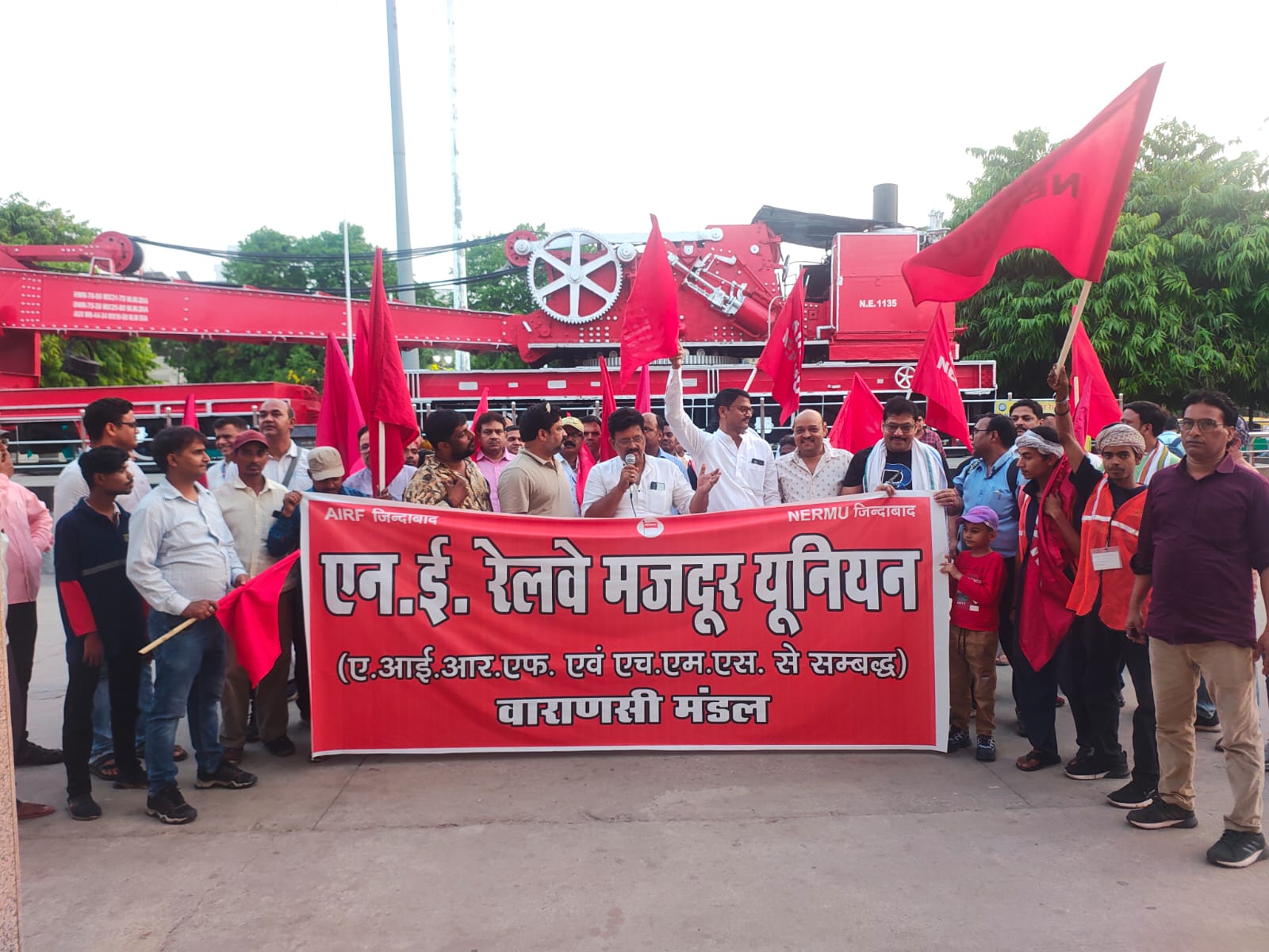 मजदूर दिवस पर एन.ई. रेलवे मजदूर यूनियन ने शहीद मजदूरों को किया याद