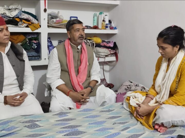 घमहापुर हत्याकांड: सांसद वीरेंद्र सिंह ने पीड़ित परिवार से की मुलाकात, दोषियों की गिरफ्तारी की मांग