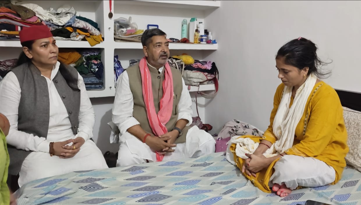 घमहापुर हत्याकांड: सांसद वीरेंद्र सिंह ने पीड़ित परिवार से की मुलाकात, दोषियों की गिरफ्तारी की मांग