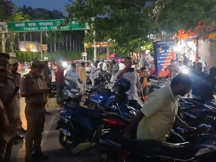 बेतरतीब पार्किंग पर पुलिस सख्त, दर्जनों वाहनों का चालान