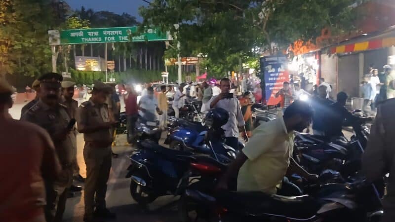 बेतरतीब पार्किंग पर पुलिस सख्त, दर्जनों वाहनों का चालान
