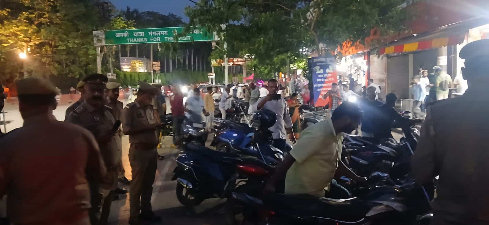 बेतरतीब पार्किंग पर पुलिस सख्त, दर्जनों वाहनों का चालान