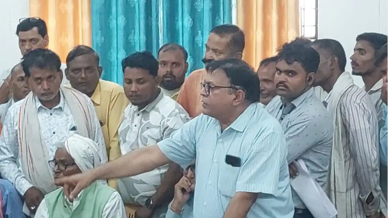 बिजली कटौती से नाराज़ किसानों का धरना, समाधान के आश्वासन पर भी नहीं माने
